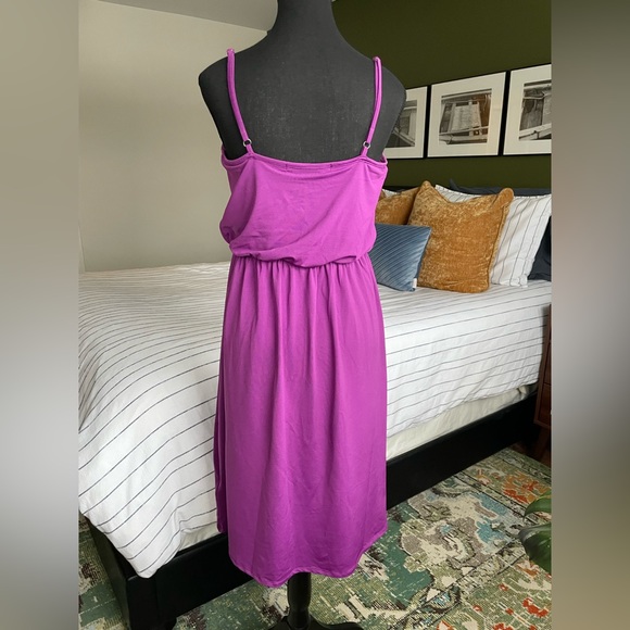 Purple dress with elastic waist and adjustable straps in EUC. Size M. - Picture 3 of 9